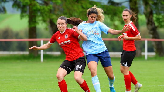 Die ehemalige Holzbacherin Vitoria Dos Santos (in Blau) traf zwar einmal die Latte, aber Sophie Fritzen (links) gewann wie hier