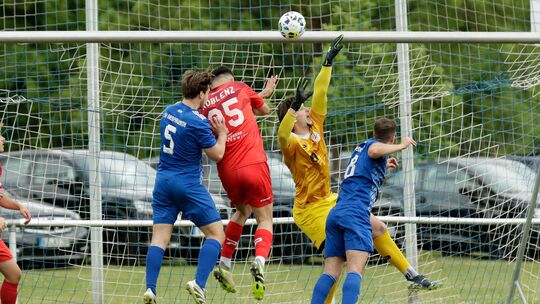 Für eine Überraschung sorgte der SV Niederwerth (in Blau) mit dem 3:2-Heimsieg gegen Tabellenführer Rot-Weiss Koblenz II (in Gel