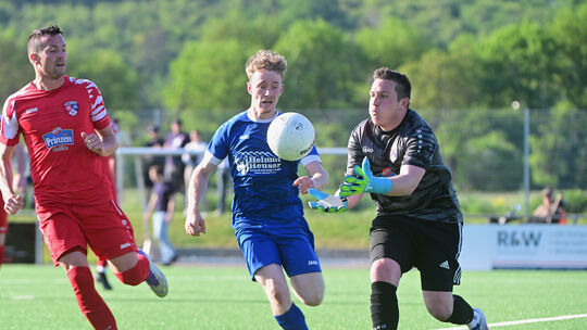 Bad Bodendorfs Leo Welter (Mitte) kommt zu spät, Maifeld-Elztals Torwart Florian Geisler (rechts) ist eher am Ball. Die Maifelde