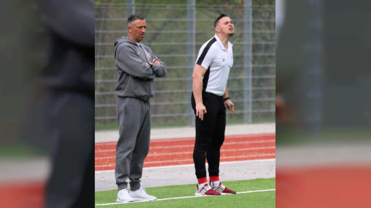 Anadolus Spielertrainer Dzenis Ramovic (rechts) konnte den Elfmeter laut eigener Aussage nicht mitansehen.