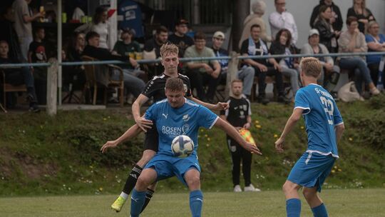 Kein Vorbeikommen: Joshua Rieder, Abwehrchef der SG Soonwald (blaue Trikots), sichert den Ball vor einem Waldböckelheimer. Kein Vorbeikommen: Joshua Rieder, Abwehrchef der SG Soonwald (blaue Trikots), sichert den Ball vor einem Waldböckelheimer.