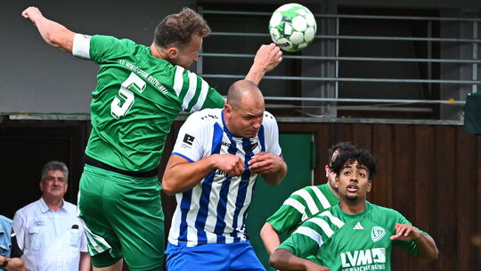 Die SG Honigsessen/Katzwinkel (in Grün) verlor das Heimspiel gegen die DJK Friesenhagen (in Blau-Weiß) mit 3:4.