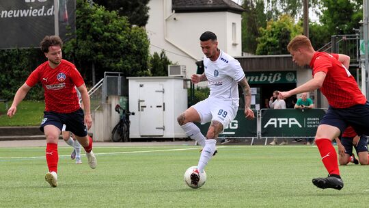Der Neuwieder Giovanni Landi (am Ball) muss es in dieser Situation mit zwei Spielern von der SG Mörschbach aufnehmen. Die Hunsrü