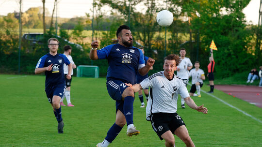 Gaben keinen Ball verloren: Der Pfaffen-Schwabenheimer Abdullah Kurtoglu (blaues Trikot) klärt vor dem Weinsheimer Jannik Drouet