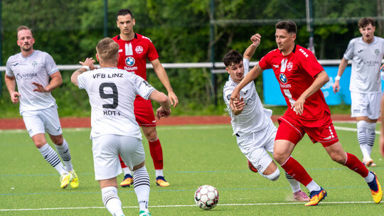 ABC-Spielertrainer Markus Pazurek (in Rot, rechts) gewann mit seiner Elf 9:2 auf dem Linzer Kaiserberg und steht kurz vor dem Au