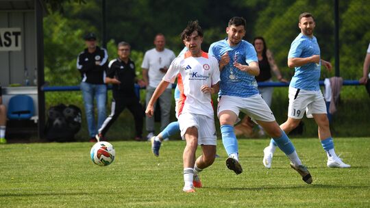 Henri Schneider (in weiß) und sein SC Idar-Oberstein II waren im Derby zu stark für Martin Gert und Marvin Bundt und deren FSV B