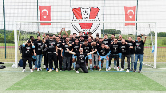 Großer Jubel beim SV Türkiyemspor Ransbach-Baumbach: Nach dem Erfolg gegen den SC Bendorf-Sayn steigt der SV als Meister in die