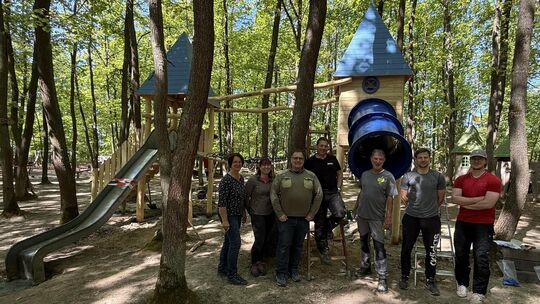 Im Burgschwalbacher Märchenwald wurde durch die fleißigen Helferinnen und Helfer vom Heimatverein eine neue Doppelrutsche instal