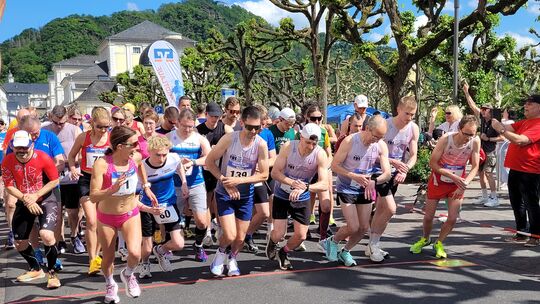 Start zum Hauptlauf über 10 Kilometer mit einer sichtlich gut gelaunten Sabrina Mockenhaupt-Gregor (links) sowie dem Trio der "T