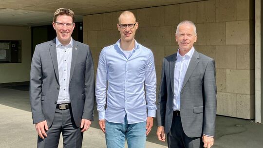 VG-Bürgermeister Sebastian Busch (von links), VG-Personalleiter Stephan Ristow und VG-Büroleiter Oliver Fender äußern sich erstm