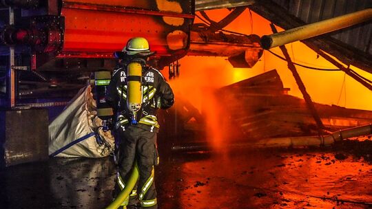 Dramatische Lage in der Nacht: Über Drehleitern und mehrere Strahlrohre bekämpften die Einsatzkräfte den Großbrand auf dem ehema