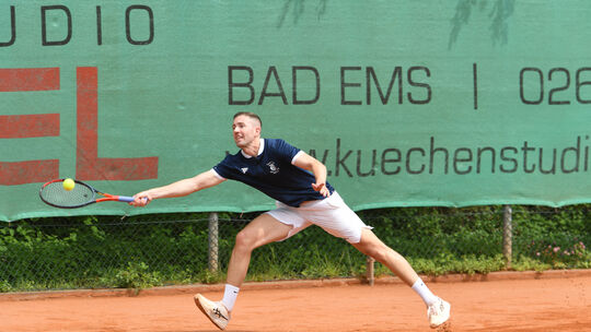 Neuzugang Steffen Hillenmeier gewann mit den Herren 30 des TC BW Bad Ems auch bei der Heimpremiere gegen die Frankfurter Eintrac