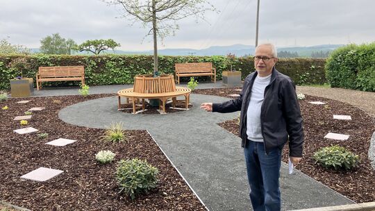 Auf dem Friedhof in Liesenich wurde das Urnengräberfeld neu gestaltet. Die Idee dazu hatte Ortschef Willi Pies.