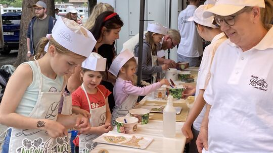 Das eigenständige Plätzchenbacken lockte an die Backstation der Bäckerei Lohner. Hier wurde kräftig Teig geknetet und in die gew