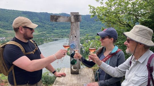 Der herrliche Ausblick ins Moseltal genießt man beim gemeinsamen Weinlagenfest der beiden Moselorte Mesenich und Senheim gerne m