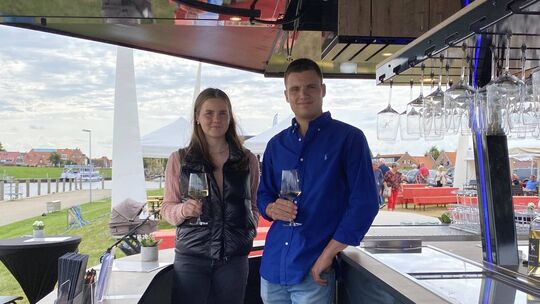 Erster Einsatz im Hafen von Greetsiel (Ostfriesland): Felix Kahren und seine Schwester Victoria präsentieren ihren Wein im neuen