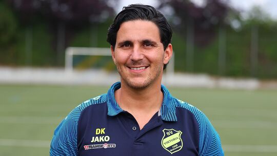 David Koca, Trainer des SV Weitersburg, will mit seiner Initiative „We can be Heroes“ Hoffnung schenken. Aktuell sammelt er Spen