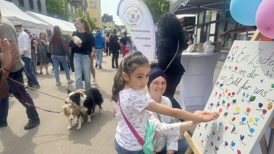Jede kleine Hand sorgt auf dem Plakat für eine bunte Farbe - eine Idee des städtischen Beirats für Migration und Integration.