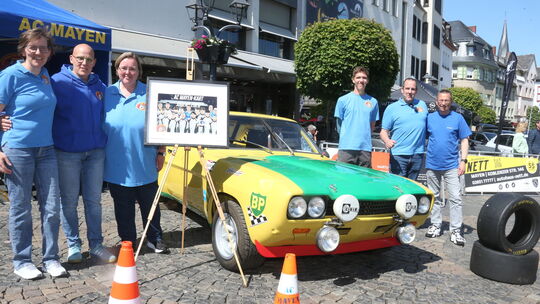 Der Automobilclub Mayen informiert während der Autoschau nicht nur über seine Aktivitäten, auch präsentiert der Verein Old- und Der Automobilclub Mayen informiert während der Autoschau nicht nur über seine Aktivitäten, auch präsentiert der Verein Old- und