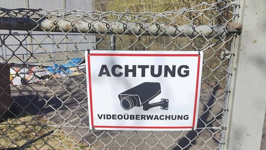 Seit einigen Wochen ist die Straße am Bauhof viedeoüberwacht. Seither hat sich die Situation zumindest hier gebessert.
