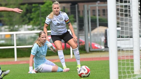 Das 1:0 durch Paula Gau (stehend) für den SC 13: Andernachs Torfrau Sophia Hilgert ist zum ersten Mal geschlagen.