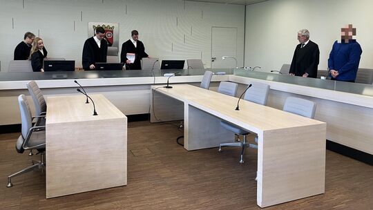Ein 39-Jähriger Deutsch-Amerikaner aus der VG Kirchberg (rechts) soll am 8. September vergangenen Jahres eine Tankstelle in Laut