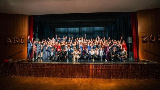 Stolz präsentierten sich die 73 Absolventen beim Abschiedsfoto.