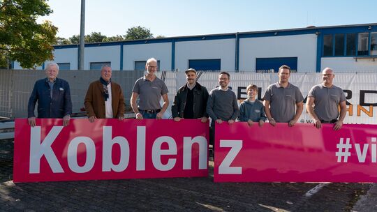 Das Schild gibt es seit gut einem halben Jahr: Oberbürgermeister David Langner (4. von rechts) präsentierte es damals gemeinsam