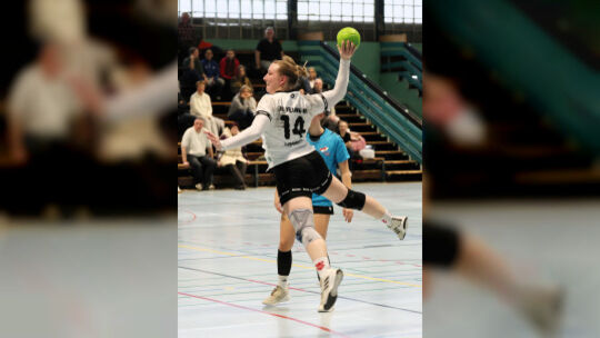 Voller Einsatz: Welling-Spielerin Nadine Schmitt mit einem Wurfversuch im Spiel gegen Engers.