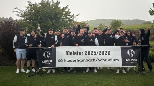 Früher Meister als erwartet ist die SG Niederhambach/Schwollen II geworden. Die Mannschaft um Meistercoach Christoph Biehl feier