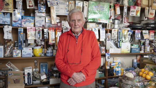 Ein echtes Original in Feldkirchen: Herbert Dierdorf kurz vor seinem 90. Geburtstag hinter der Theke seines Ladens. Ein echtes Original in Feldkirchen: Herbert Dierdorf kurz vor seinem 90. Geburtstag hinter der Theke seines Ladens.
