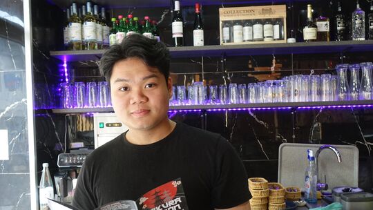 Minh Duong Bui präsentiert die neue Speisekarte zum Mitnehmen.