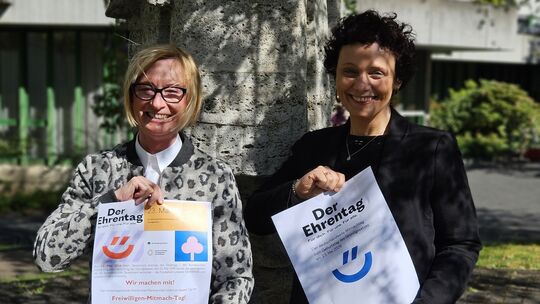 Petra Eul-Orthen (links, zuständige Beigeordnete Ehrenamt und Senioren) und Ehrenamtskoordinatorin Rebecca Seuser von der VG fre