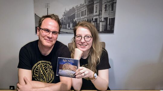 Bringen jedes Jahr vor Weihnachten ein neues Symphonic-Metal-Album heraus: Simon Krajewski und Josefine Pertosa.