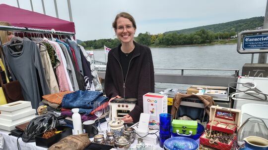 Lara Schnez aus Remagen hatte an ihrem Stand viel Interessantes aus den Restbeständen ihrer Eltern und Großeltern anzubieten. Lara Schnez aus Remagen hatte an ihrem Stand viel Interessantes aus den Restbeständen ihrer Eltern und Großeltern anzubieten.