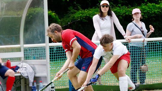 Im Abstiegskampf ist voller Einsatz gefragt. Das weiß auch Karlo Günther (weißes Trikot), der mit seinem Kreuznacher HC im Stadi