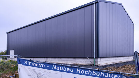 Im neuen Hochbehälter 2 an der B50 bei Simmern (nördlich von ERO) soll das Rhein-Hunsrück-Wasser künftig dem Simmerner Trinkwass