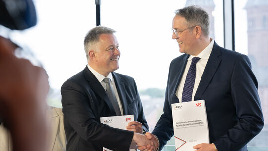 Der von Gordon Schnieder (links, CDU,l) und dem scheidenden Ministerpräsidenten Alexander Schweitzer (SPD) päsentierte Koalition
