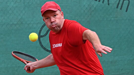 Kirchens Ingo Gross setzte sich gegen Sebastian Handstein mit 6:0, 6:0 durch.