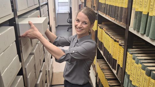 Amtsleiterin Katharina Thielen in der Regalanlage des Koblenzer Stadtarchivs.