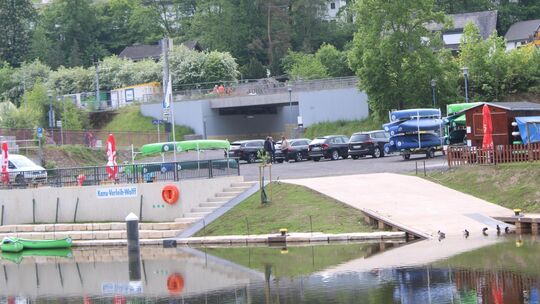Die RoRo-Rampe befindet sich mitten in Obernhof und ist über die L 324 ans Straßennetz angebunden.