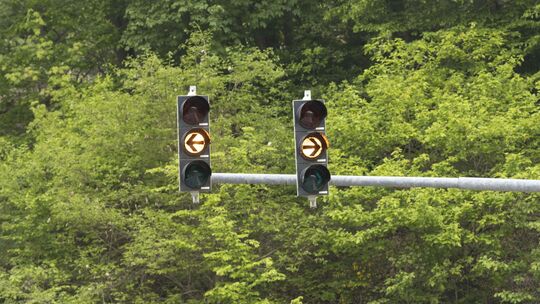 Die Ampel auf der Emil-Kirschmann-Brücke ist kaputt und blinkt nur noch. Das sorgt aber für einen besseren Verkehrsabfluss nach