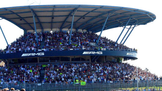 Unmittelbar nach dem Start im Vorjahr: das geschlossene Feld vor der Mercedes-Tribüne.