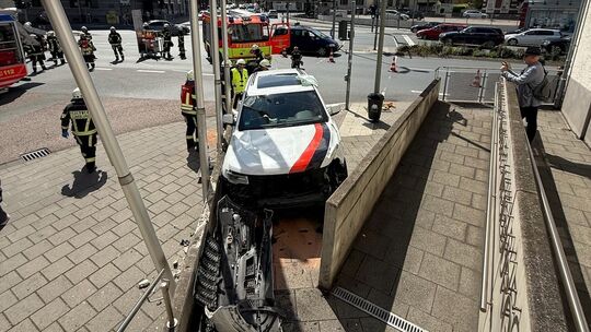 Ein spektakulärer Unfall sorgte in Limburg für Aufsehen.