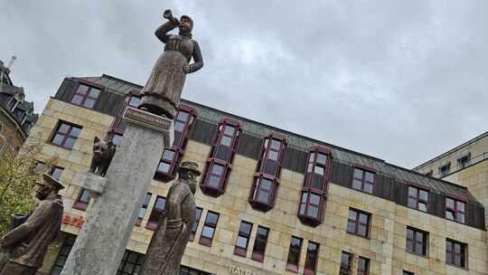 In Schräglage geraten ist das neue Rathaus am Kornmarkt nicht erst jetzt, da es wohl 700.000 Euro weniger Landeszuschuss für Kau