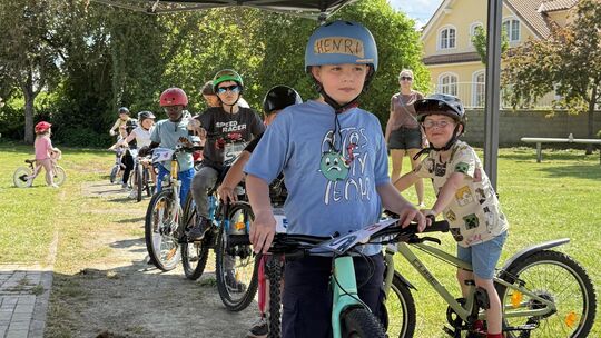 Lang war die Schlange der jungen Teilnehmerinnen und Teilnehmer in der Startreihe beim Fahrrad-Geschicklichkeitsturnier des OASC