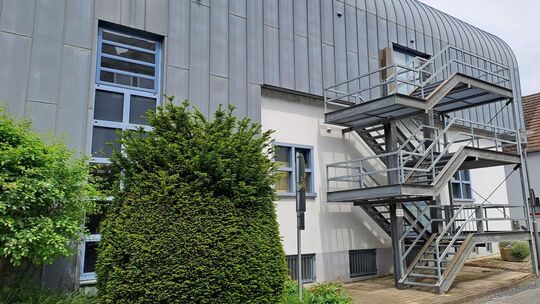 Die Fluchttreppe der Nassauer Stadthalle muss saniert werden, um die Empore nutzen zu können.