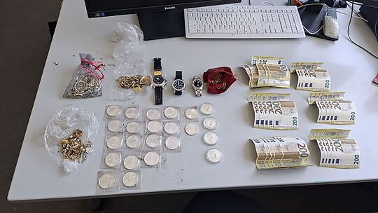 Silbermünzen, Bargeld und Goldschmuck auf Spielplatz entdeckt Silbermünzen, Bargeld und Goldschmuck auf Spielplatz entdeckt