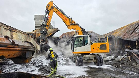 Nachdem auf dem Firmengelände der Hahn Kunststoffe GmbH ein Feuer ausgebrochen war, dauerten die Nachlöscharbeiten noch bis Dien
