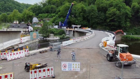 Nicht nur an Wochenenden: Immer wieder werden Passanten und Radfahrer unbefugterweise auf der Baustelle in Balduinstein angetrof